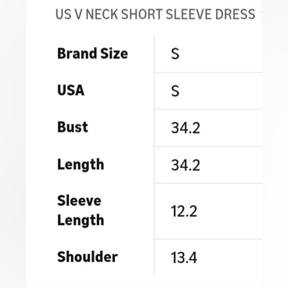 Elegant Black Dress with Lace Detail - Picture 2 of 6